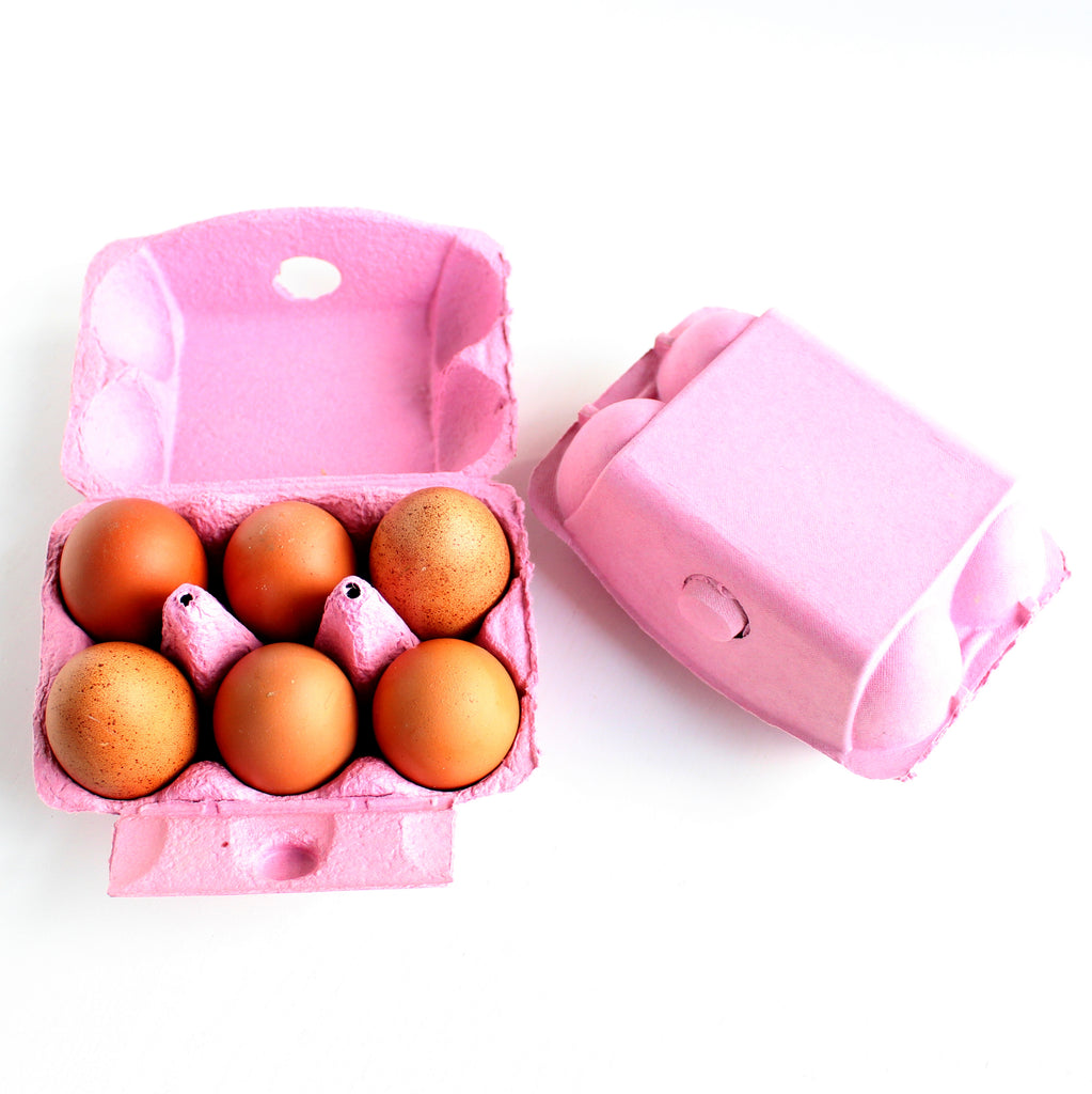 foto viser æggebakke i pap i farven pink